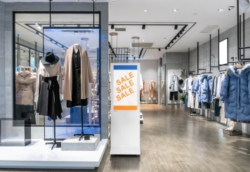 Mobile digital display totem DKST-LED43 with touchscreen incl. transport box, White, 43 in display, Android 11, TecMaschin 