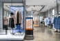 Digitaler Kundenstopper mit eingeschalteter Bildschirmpräsentation in Fashion Shop