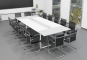 ANJA 360i-Set Table de conférence gris-blanc dans l'exemple d'application avec 14 chaises en perspective