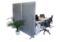 2 m Système de cloisons de séparation en vue en perspective placé devant un bureau double avec une plante devant lui