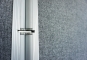 Séparation de pièce Système de cloisons Gros plan sur cadre en aluminium et charnière ainsi que revêtement en tissu gris