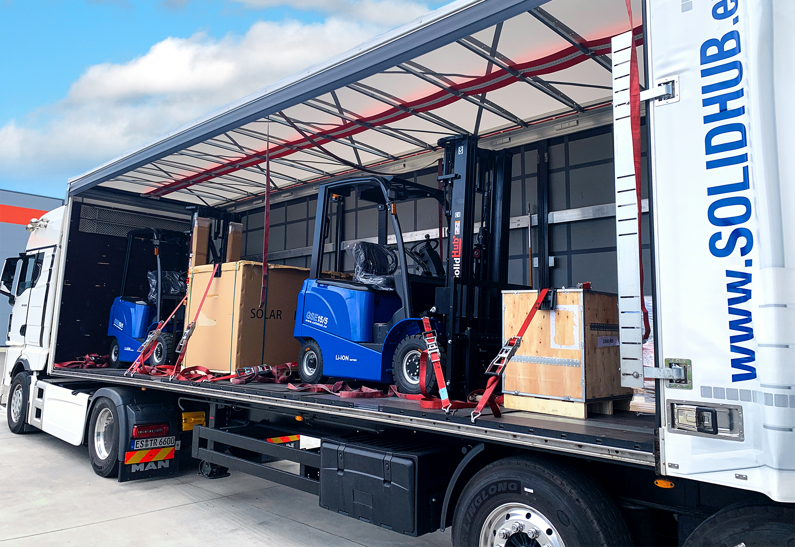 Varer klar til afsendelse på lastbil med lastsikring