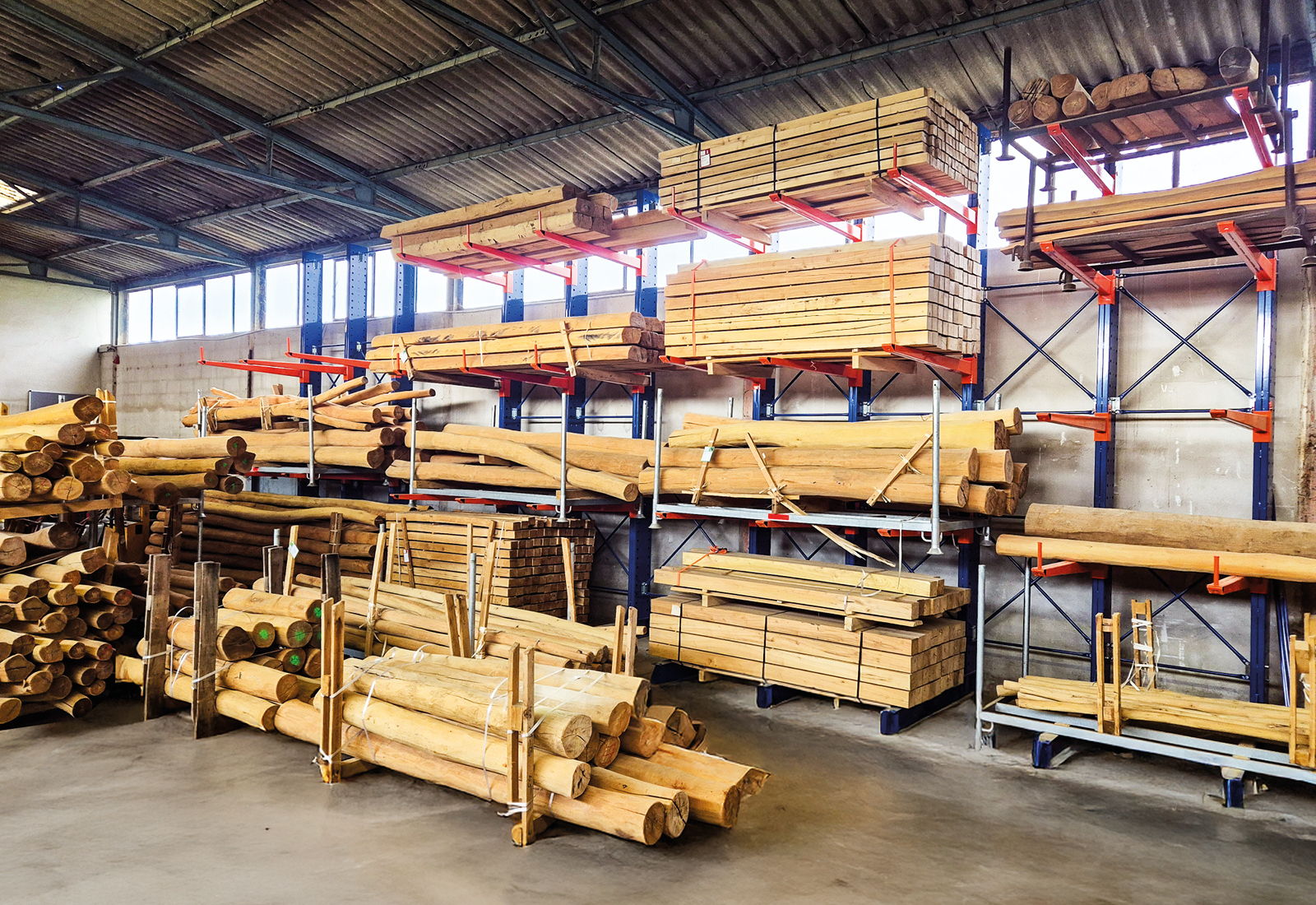 Use of cantilever racking in the warehouse 
