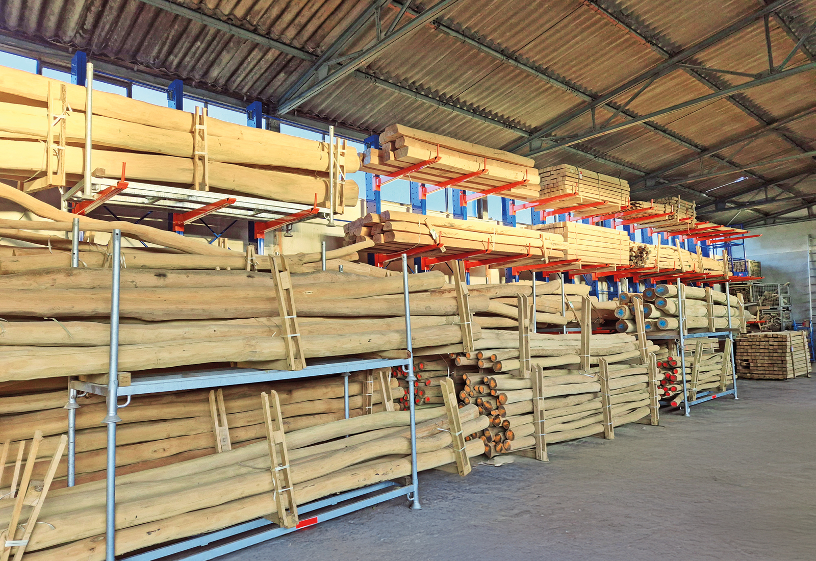 Use of cantilever racking in the warehouse 