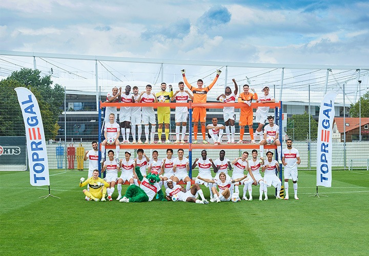 De foto van het VfB-team gepresenteerd door TOPREGAL