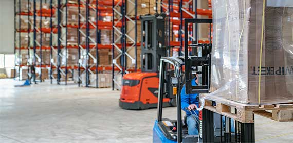 Compiling an order with a forklift truck